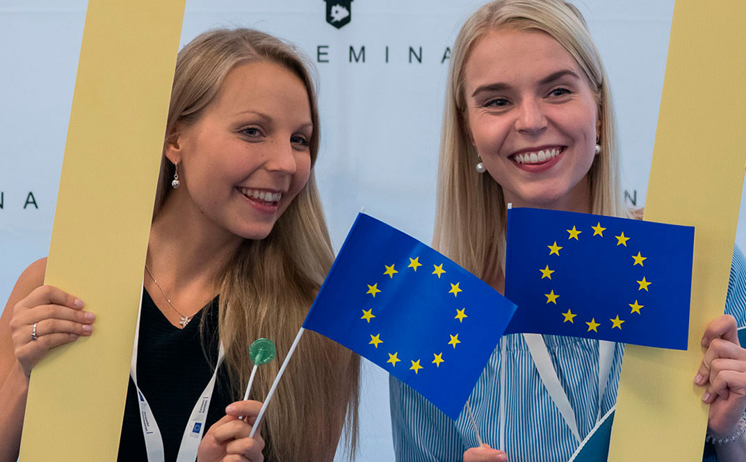 Eurooppanuorten jäseniä toiminnassa